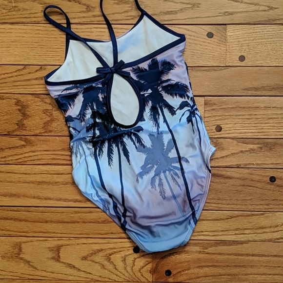 Swimsuit - Picture 3 of 7